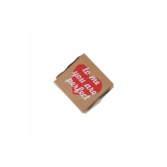 caja para regalo en kraft corazon rojo to me you are perfect