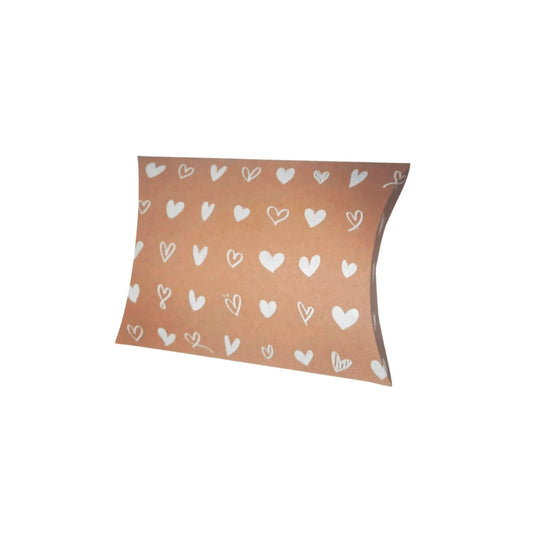 caja para regalo tipo almohada en Kraft corazones blancos 
